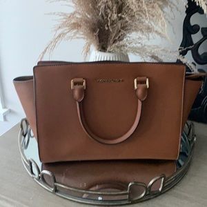Stunning michaels kors shoulder bag and hand bag